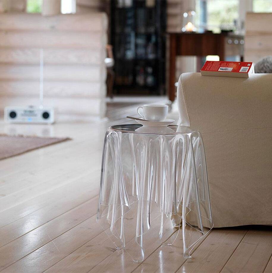 5 причин поставить стеклянный столик в маленькой гостиной